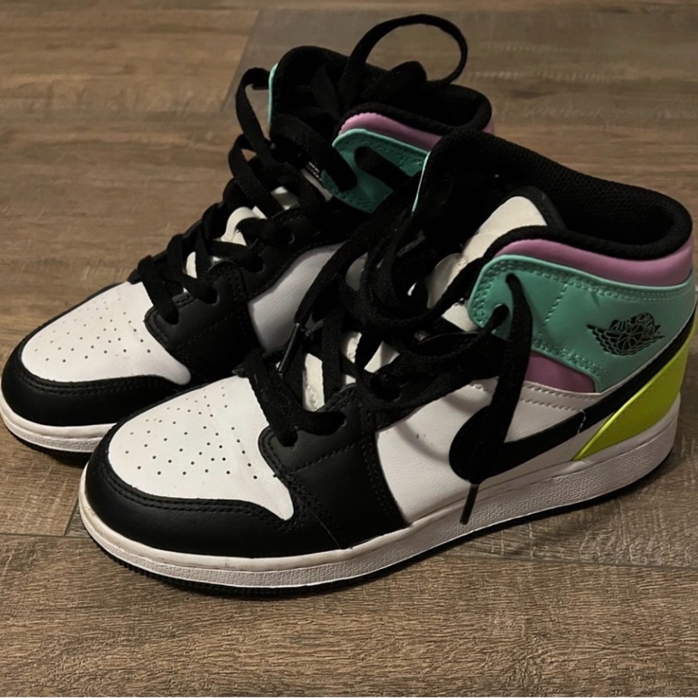 Air Jordan 1 Mid Pastel